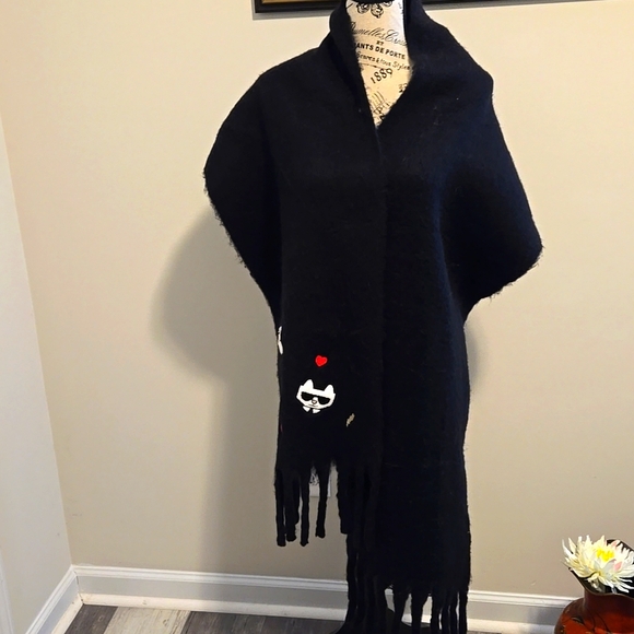 Karl Lagerfeld Accessories - NWT designer scarf.